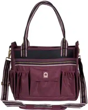 Trevlig och rymlig populär ryktväska grooming bag från equipage stor favorit hos kunder bra pris hästutrustning pälsvård plats med borstar vårdprudukter i stall vid resa tävling vinröd