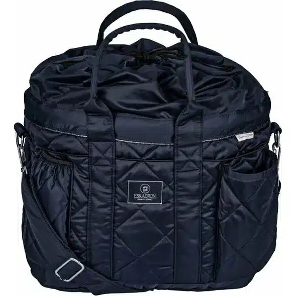 Exklusiv ryktväska glansig mörkblå navy från eskadron glossy quilted blankt tyg lyxig känsla för plats med alla borstar rykttillbehör till pälsvård för häst många fickor bra pris
