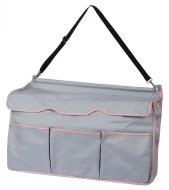 Effektiv rymlig prisvär väska boxväska stallväska till stall för att få plats med utrustning benskydd borstar täcken från horze ella grooming bag till tävling hemma stallinredning bra pris hästutrustning