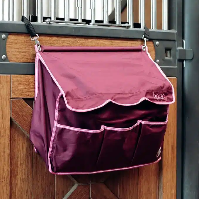 Effektiv rymlig prisvär väska boxväska stallväska till stall för att få plats med utrustning benskydd borstar täcken från horze ella grooming bag till tävling hemma stallinredning bra pris hästutrustning