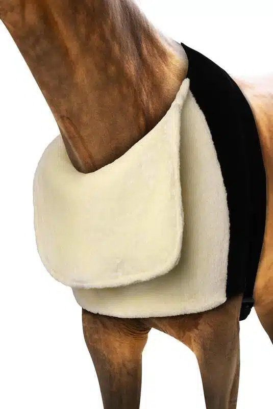 smidigt elastiskt bogskydd som förhindrar skyddar din gäst mot skav från hästtäcke med teddy kudde för bättre tryckfördelning och skydd bra pris hästutrustning hästtäcke tillbehör från horze comfort komfort