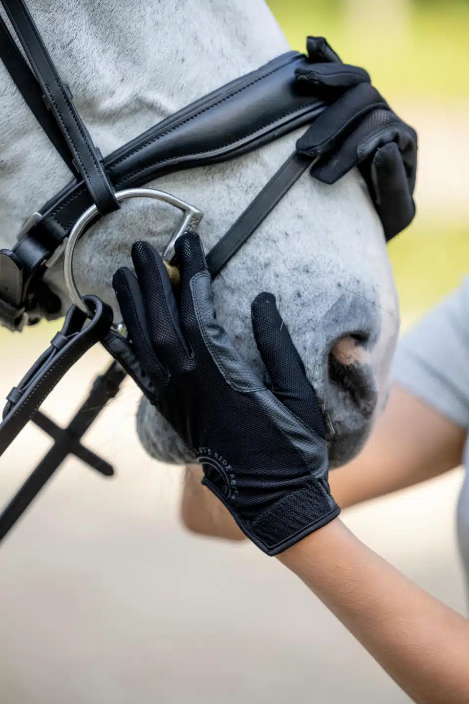 trevliga prisvärda smidiga handskar ridhandskar till barn junior för ridning av häst i mesh för sommaren från equipage terina bra pris ridkläder dam herr barn junior
