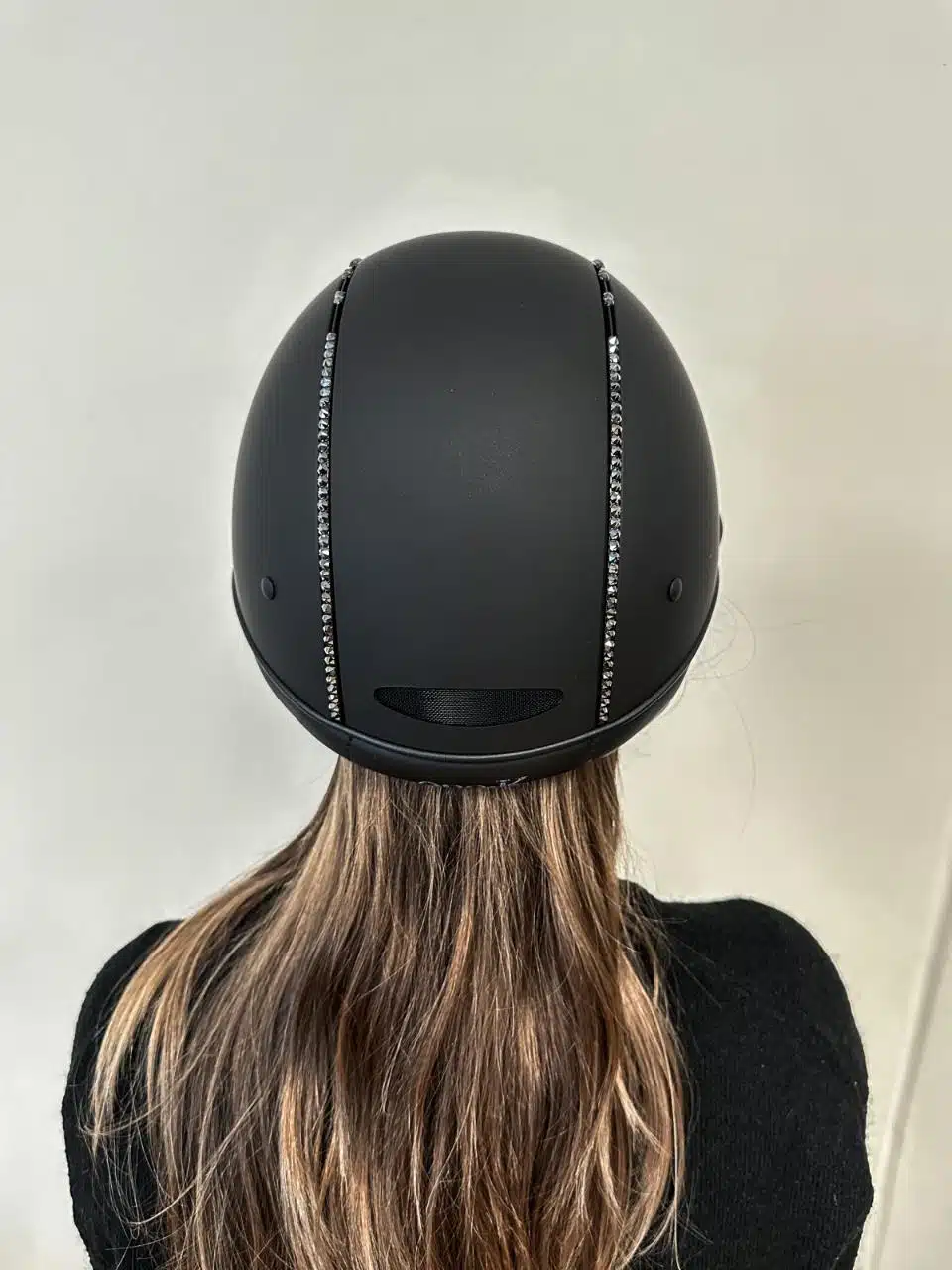 säker snygg ridhjälm till ryttare för ridning av häst oneK avance matte lux swarovski nyhet med mips för extra säkerhet skyddar mot hjärnskakning hjärnskador vid fall bra pris ridkläder fri frakt fraktfritt