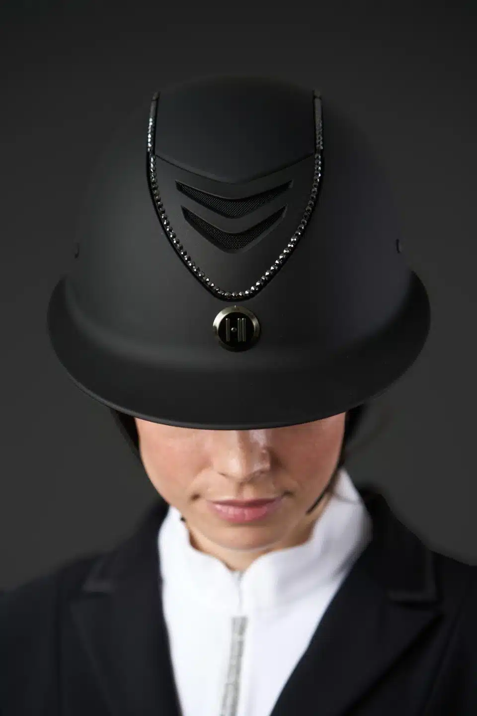 säker snygg ridhjälm till ryttare för ridning av häst oneK avance matte lux swarovski nyhet med mips för extra säkerhet skyddar mot hjärnskakning hjärnskador vid fall bra pris ridkläder fri frakt fraktfritt