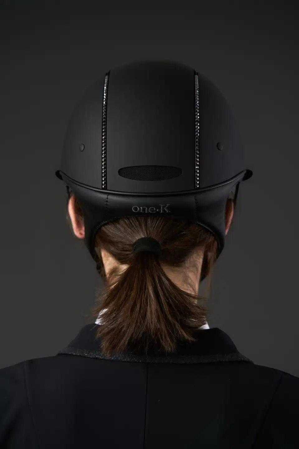 säker snygg ridhjälm till ryttare för ridning av häst oneK avance matte lux swarovski nyhet med mips för extra säkerhet skyddar mot hjärnskakning hjärnskador vid fall bra pris ridkläder fri frakt fraktfritt