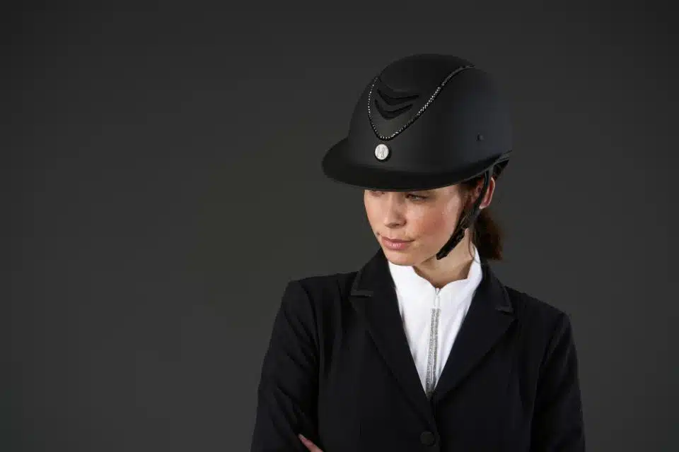 säker snygg ridhjälm till ryttare för ridning av häst oneK avance matte lux swarovski nyhet med mips för extra säkerhet skyddar mot hjärnskakning hjärnskador vid fall bra pris ridkläder fri frakt fraktfritt