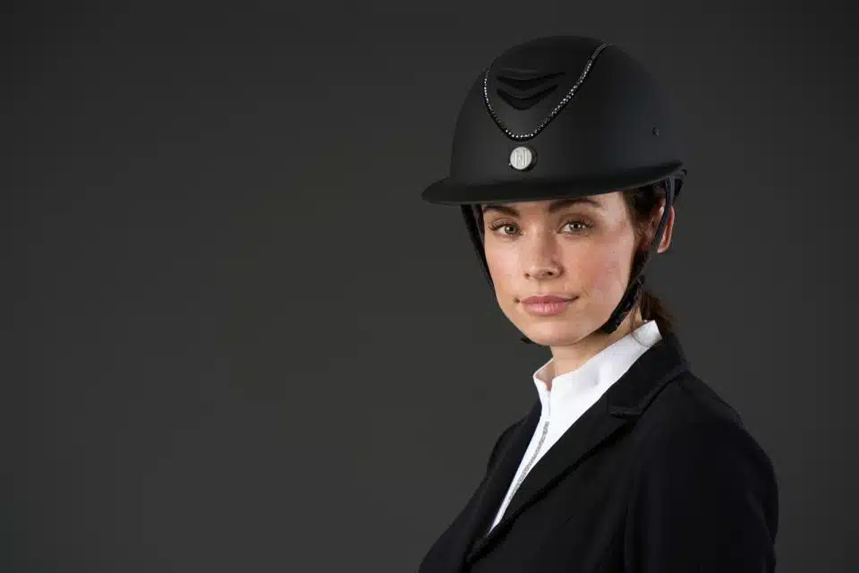 säker snygg ridhjälm till ryttare för ridning av häst oneK avance matte lux swarovski nyhet med mips för extra säkerhet skyddar mot hjärnskakning hjärnskador vid fall bra pris ridkläder fri frakt fraktfritt