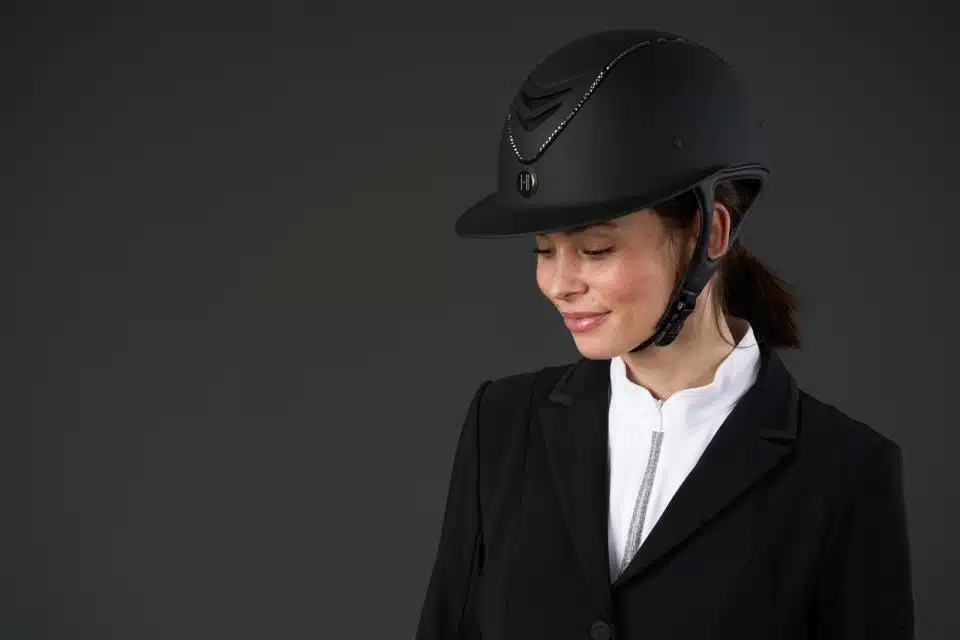 säker snygg ridhjälm till ryttare för ridning av häst oneK avance matte lux swarovski nyhet med mips för extra säkerhet skyddar mot hjärnskakning hjärnskador vid fall bra pris ridkläder fri frakt fraktfritt