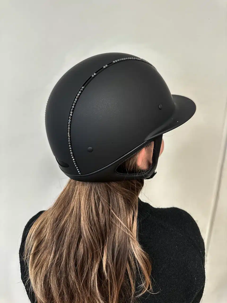 säker snygg ridhjälm till ryttare för ridning av häst oneK avance matte lux swarovski nyhet med mips för extra säkerhet skyddar mot hjärnskakning hjärnskador vid fall bra pris ridkläder fri frakt fraktfritt