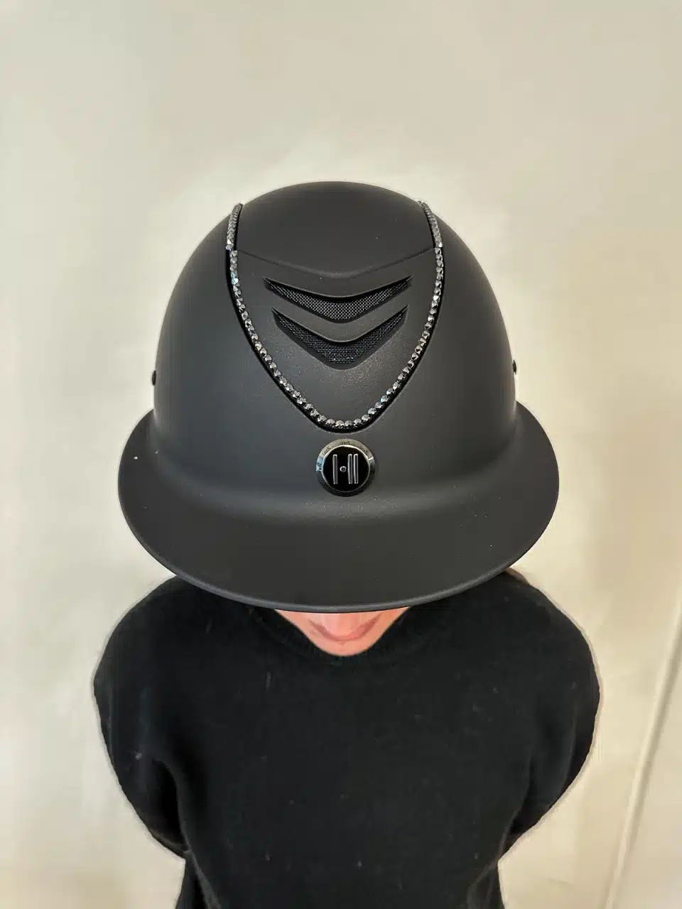 säker snygg ridhjälm till ryttare för ridning av häst oneK avance matte lux swarovski nyhet med mips för extra säkerhet skyddar mot hjärnskakning hjärnskador vid fall bra pris ridkläder fri frakt fraktfritt