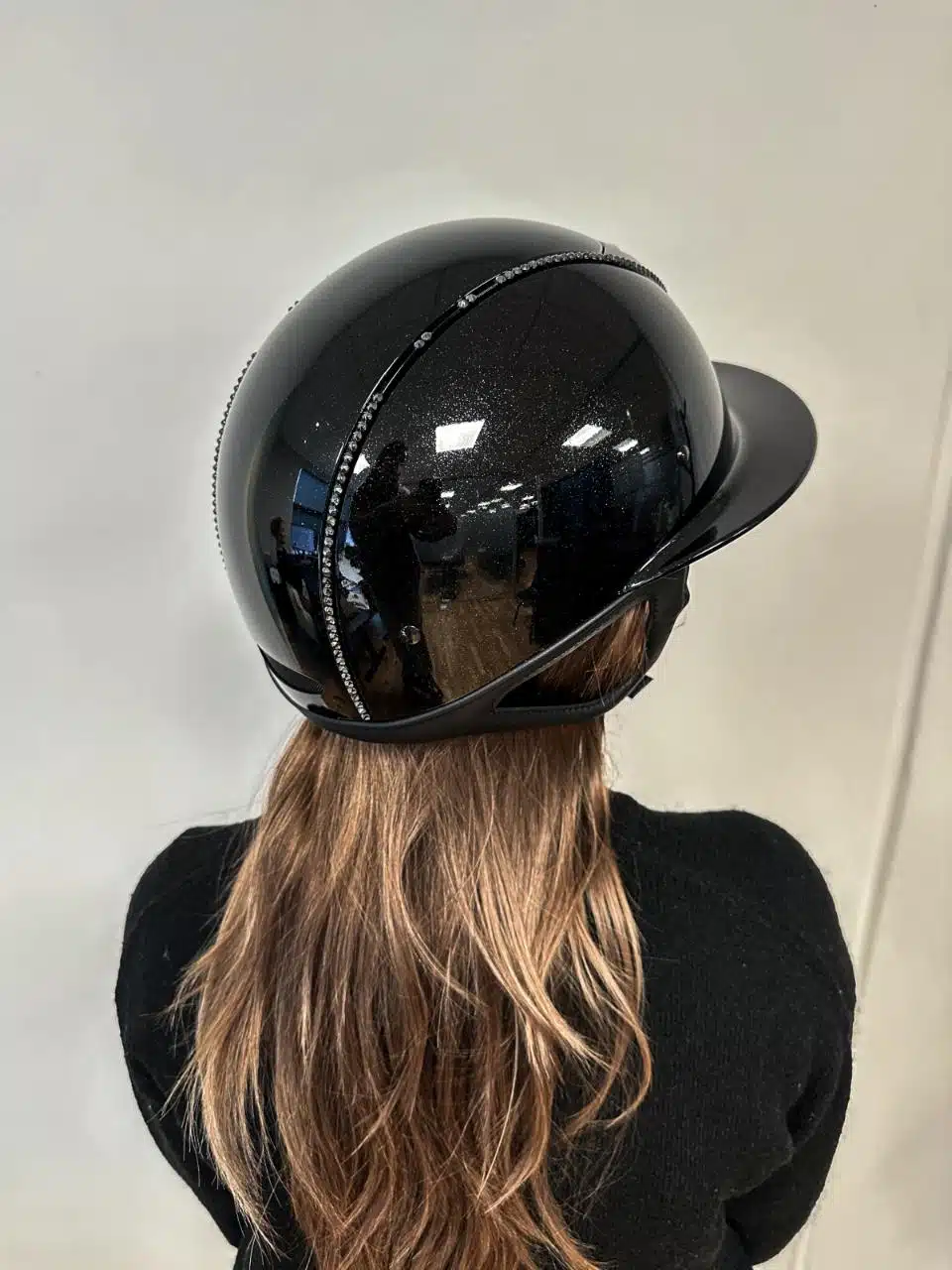säker snygg ridhjälm till ryttare för ridning av häst oneK avance shimmer blank lux swarovski nyhet med mips för extra säkerhet skyddar mot hjärnskakning hjärnskador vid fall bra pris ridkläder fri frakt fraktfritt