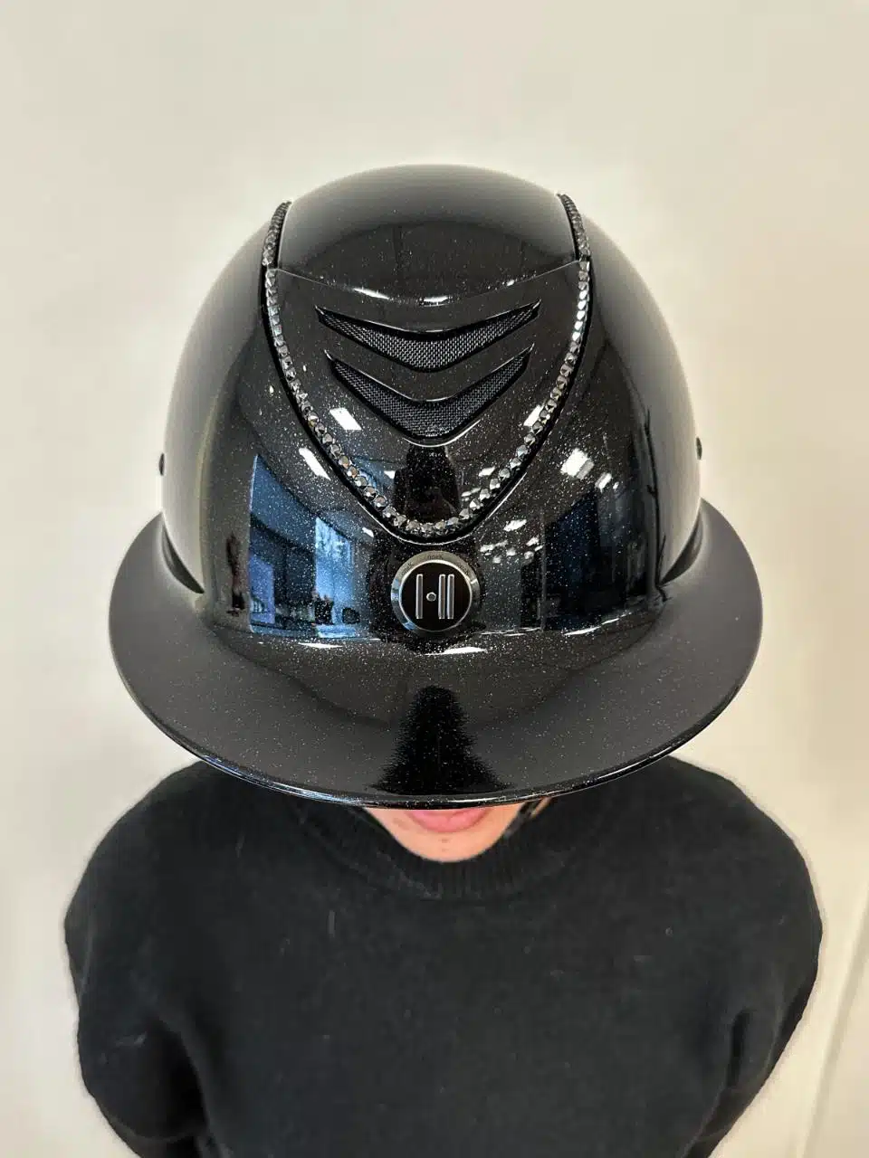 säker snygg ridhjälm till ryttare för ridning av häst oneK avance shimmer blank lux swarovski nyhet med mips för extra säkerhet skyddar mot hjärnskakning hjärnskador vid fall bra pris ridkläder fri frakt fraktfritt