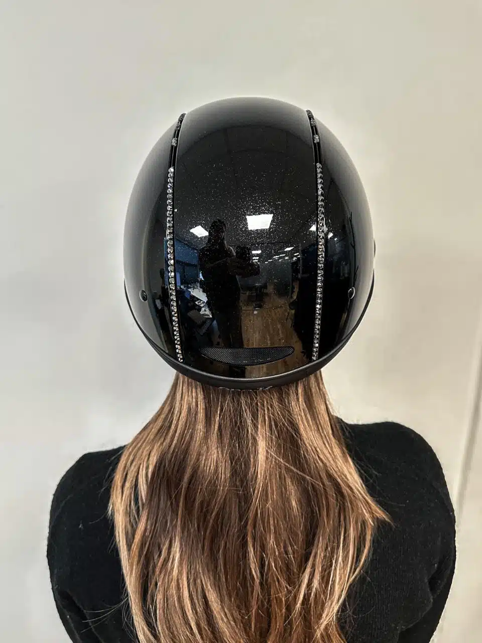 säker snygg ridhjälm till ryttare för ridning av häst oneK avance shimmer blank lux swarovski nyhet med mips för extra säkerhet skyddar mot hjärnskakning hjärnskador vid fall bra pris ridkläder fri frakt fraktfritt