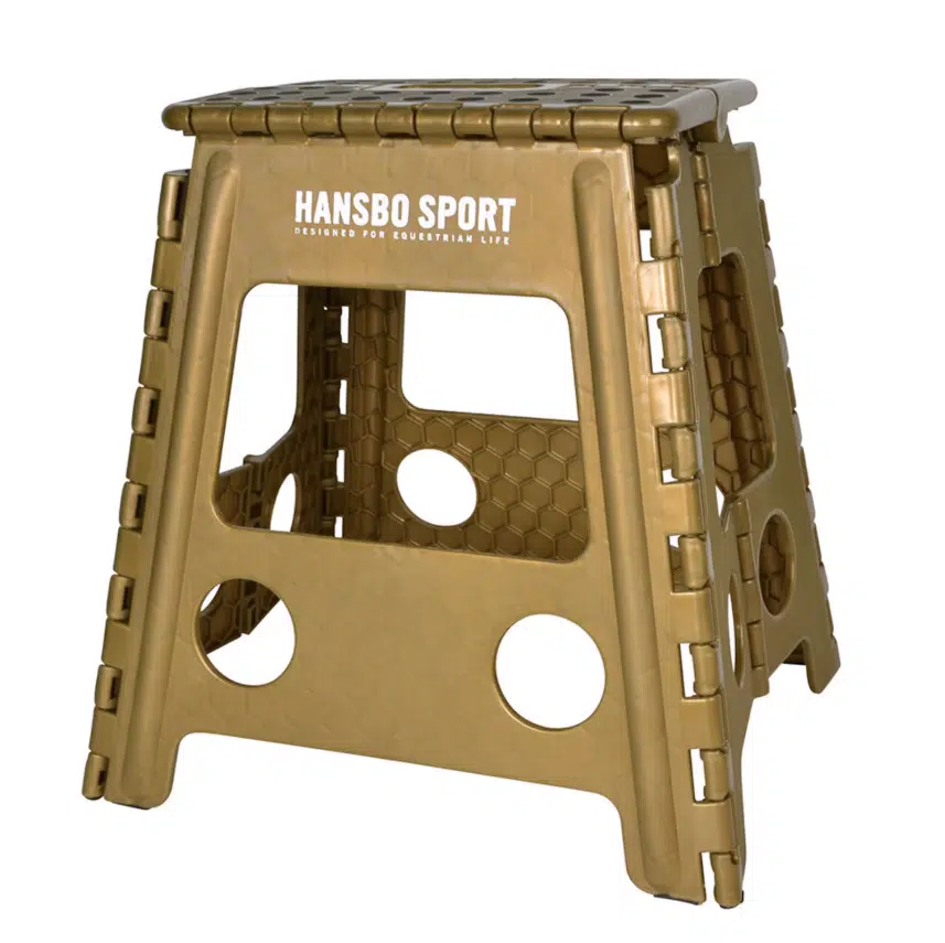 trevlig prisvärd stallpall ihopfällbar vikbar för uppstigning på häst från hansbo sport 39cm hög perfekt för resa tävling bra pris hästprodukter hästutrustning ryttare