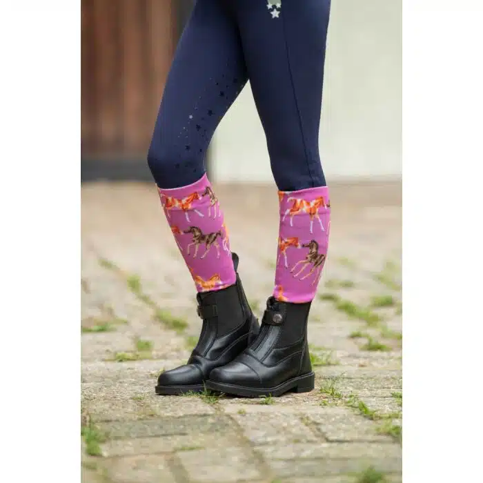 gulliga söta ridstrumpor junior barn från hkm pony club med fölmotiv häst motiv bra pris ridkläder ryttare