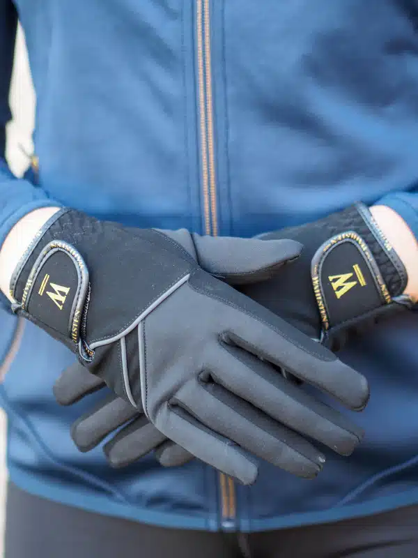 trevlig mjuk ridhandske fodrad från wahlsten essi softshell med kardborrefäste reflexdetaljer sköna med bra grepp för ryttare bra pris ridkläder